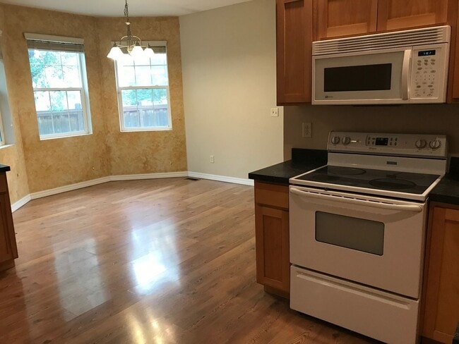Building Photo - Beautiful 3 Bedroom 2 Bathroom House  **2 ...