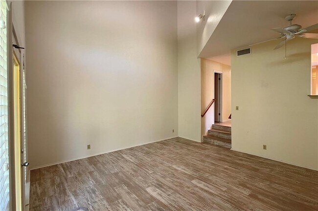 Building Photo - 8102 Baywood Dr