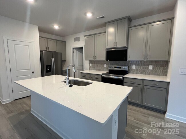 Foto del edificio - 1233 30th St Ln NE