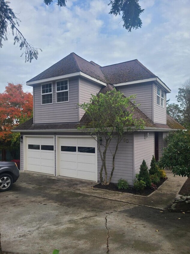 Foto principal - Spacious In-Town Home Near the High School