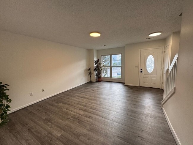 Building Photo - 3 Bedroom 2.5 Bath Townhouse with Full Unf...