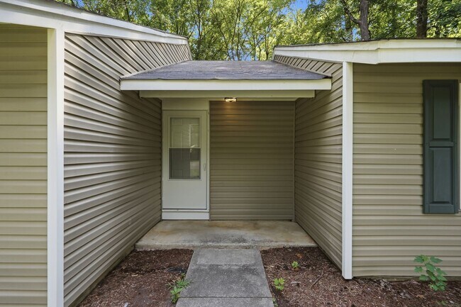 Building Photo - Renovated Ranch on a Quiet Cul-de-Sac with Vaulted Ceilings & Private Backyard