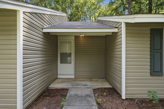 Foto del edificio - Renovated Ranch on a Quiet Cul-de-Sac with Vaulted Ceilings & Private Backyard