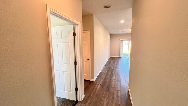 Foto del edificio - DISCOVER THE BEAUTIFUL 2 Bd/2Ba Duplex in Sebring!!