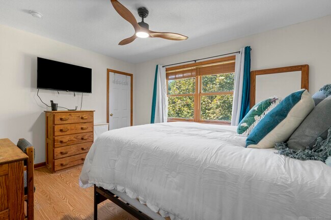 Foto del edificio - 33 Big Spruce Ln