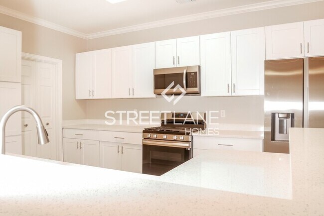 Foto del edificio - REDUCED! - Now offering $1000 off first fu...