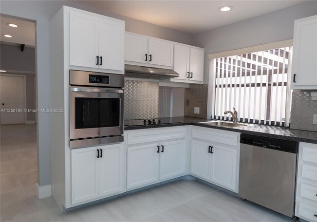 Building Photo - 11340 SW 136th Ave