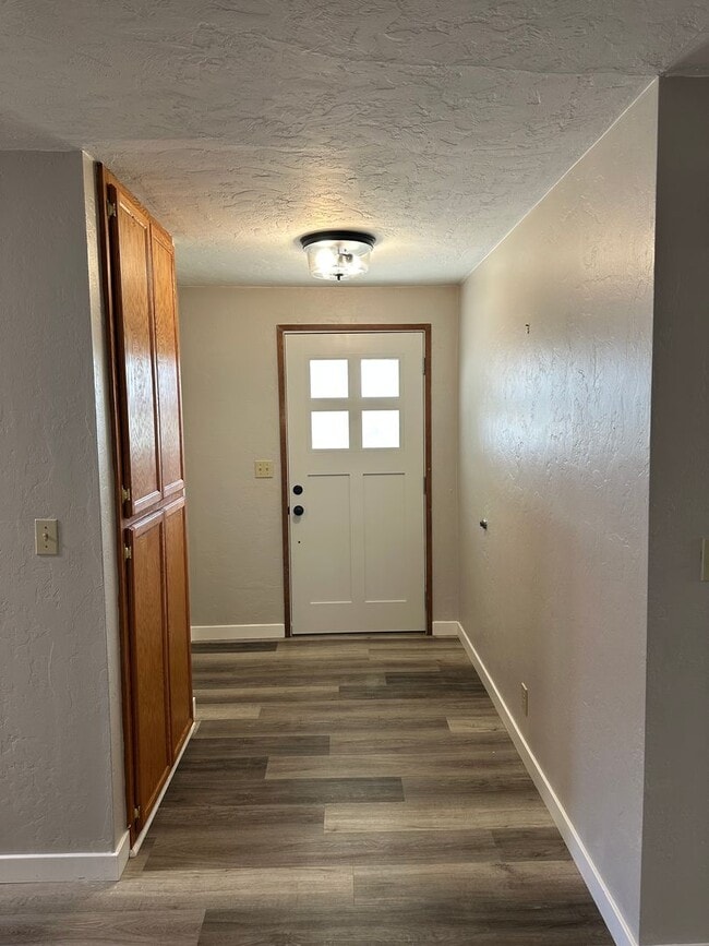 Building Photo - Updated 3 bedroom 1.5 bath house in Eugene!