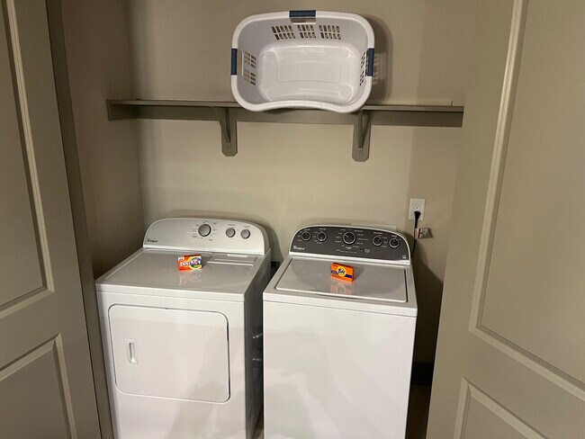 Foto del edificio - 5655 Carnegie Blvd