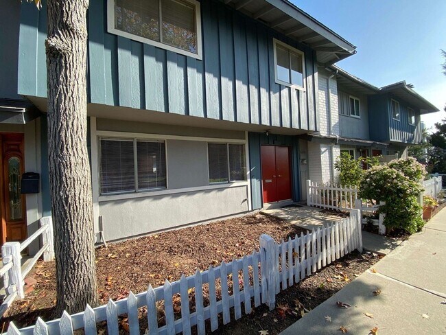 Building Photo - 3 br, 2.5 bath House - 14695 Redhill Avenue