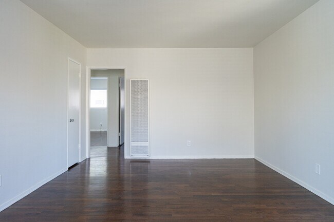 Foto del edificio - 7111 Whitsett Ave