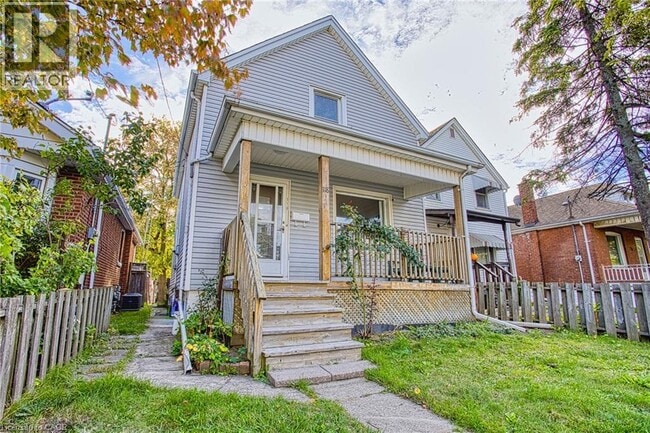Photo du bâtiment - 118 Garside Ave N