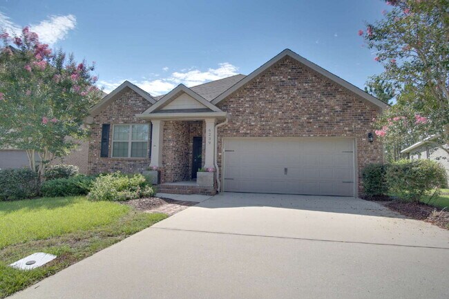 Foto del edificio - Pace 3/2 Home with Open Layout & Fenced Ya...