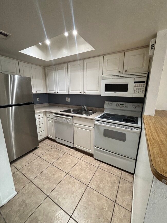 Foto del edificio - 700 W University Dr