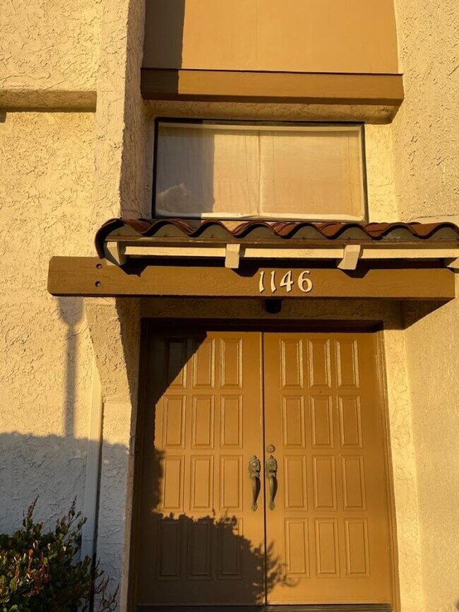 Building Photo - Furnished Tri-Level Townhome | 3BR/3BA | P...