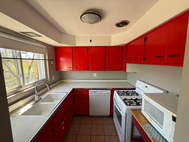 Building Photo - 1657 W Farwell Ave