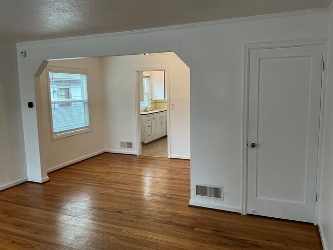 Building Photo - 1178000