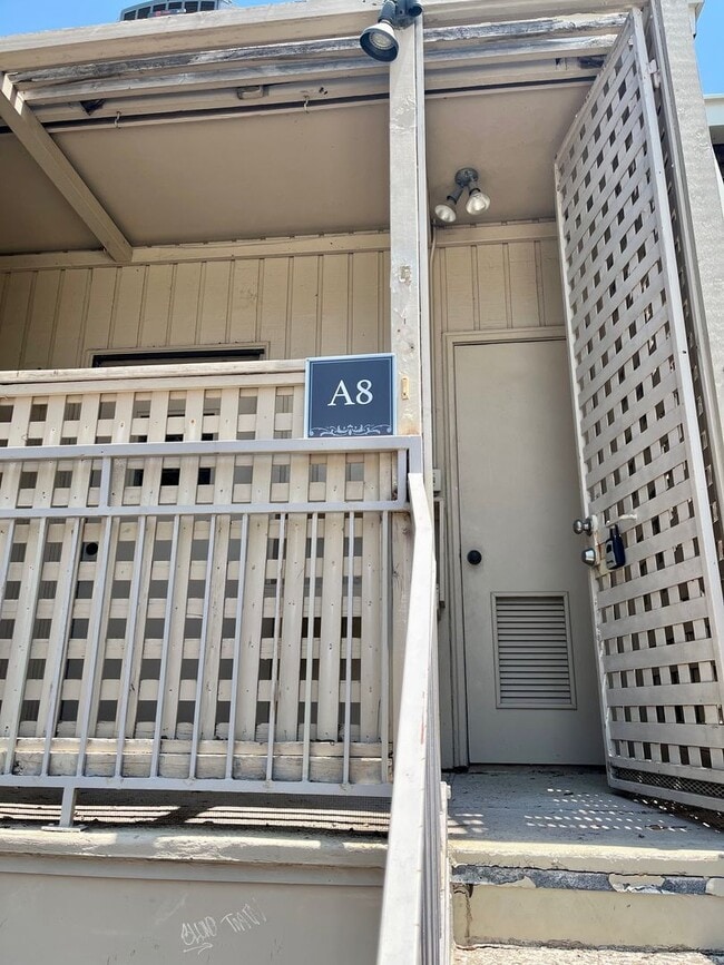 Building Photo - 2/1 Alamo Heights Condo ~ Freshly Remodele...