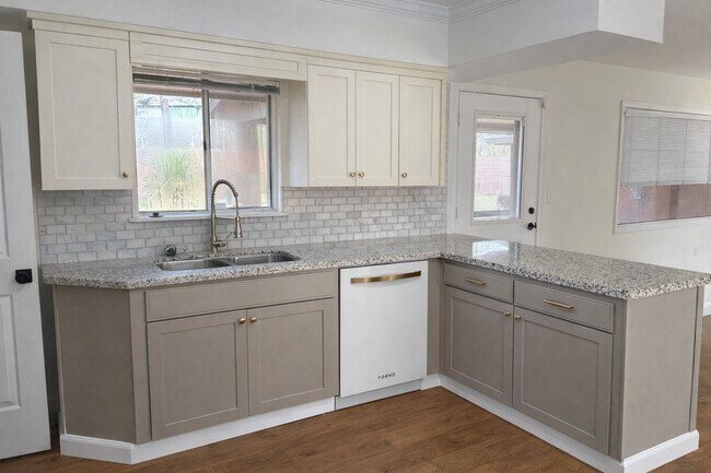 Foto del edificio - 2515 Baycrest Dr