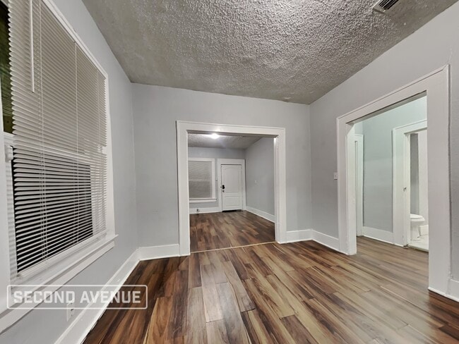 Building Photo - 1417 W 6th St