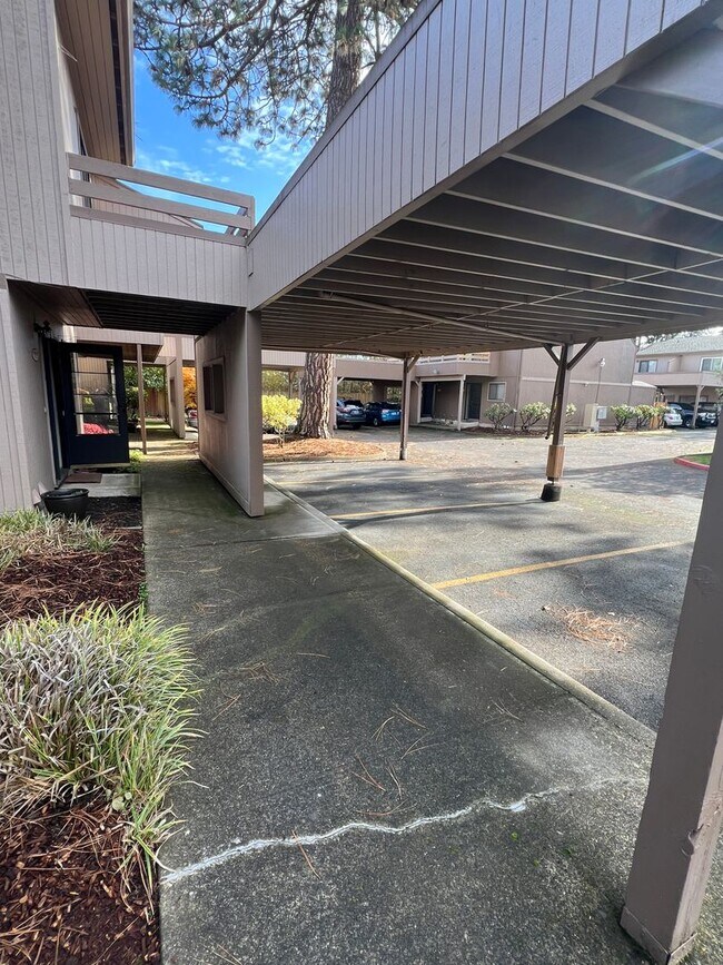 Building Photo - 2 Bedroom Townhome