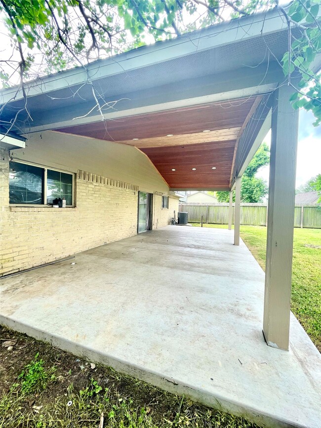 Building Photo - 12227 Kingslake Forest Dr