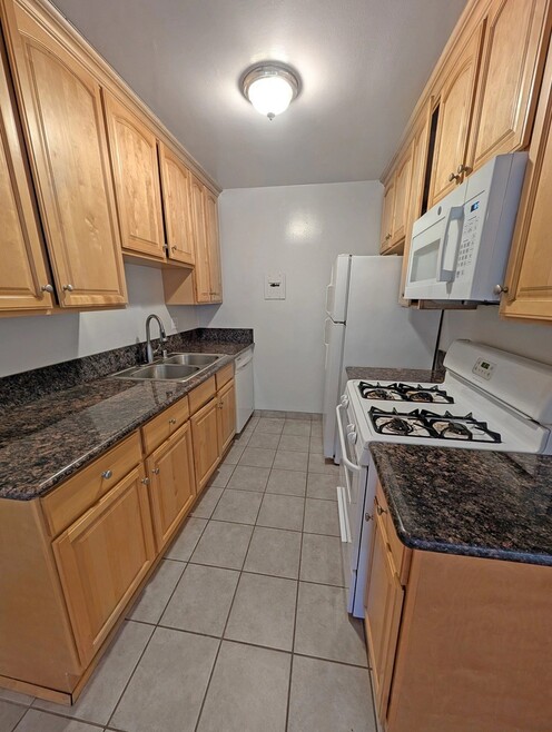 Building Photo - 1852 N Wilton Pl