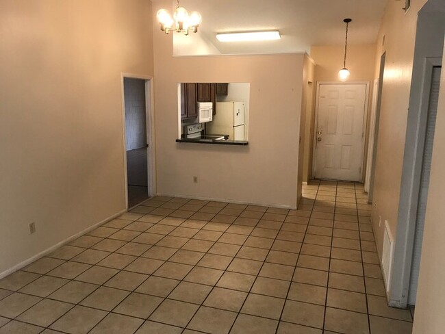 Building Photo - SPACIOUS 3/2 Duplex In Orlando! Great Price!