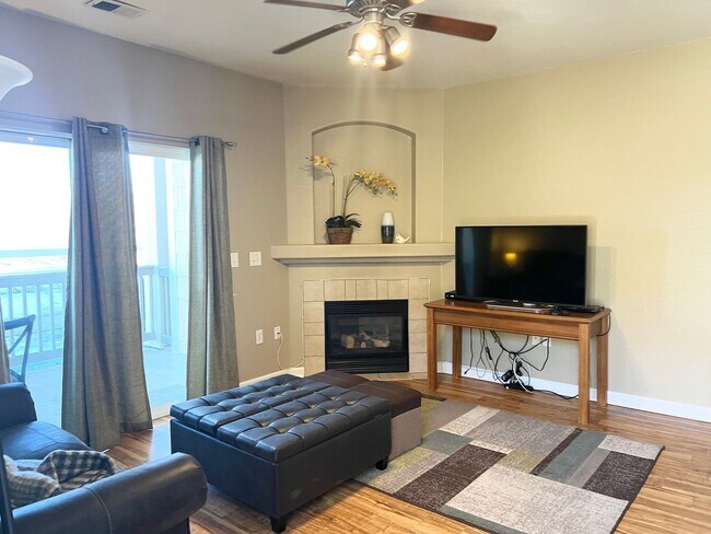 Building Photo - Beautiful 2 Bed 2 Bath Condo Near Centerra!