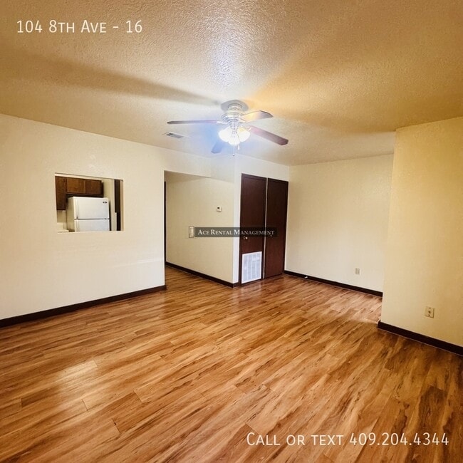 Foto del edificio - 104 8th Ave