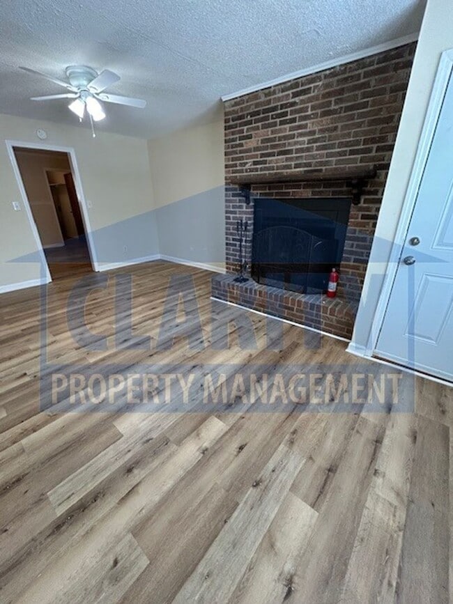 Building Photo - Two bedroom townhome with fenced in backyard!