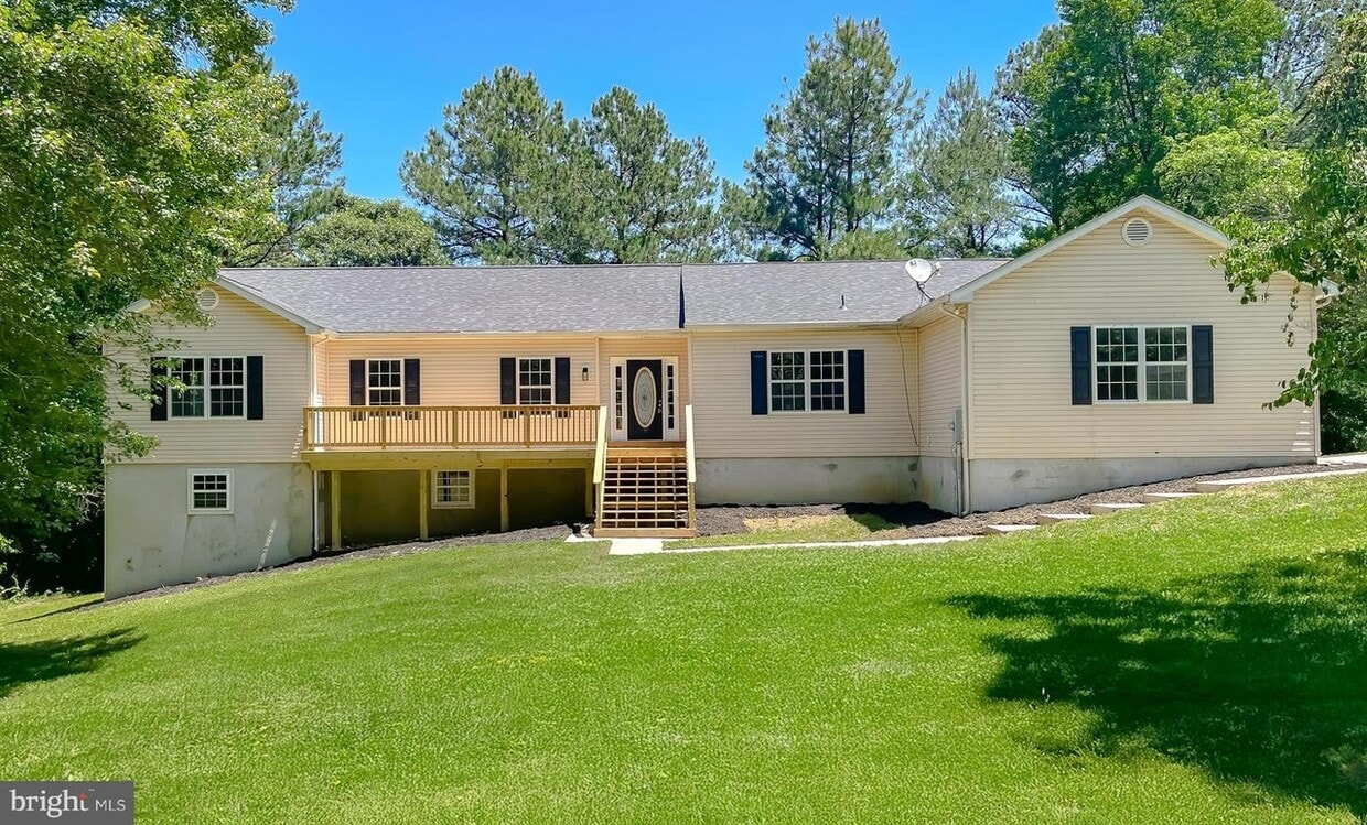 Large front yard - 3815 Catesby Oak Ct