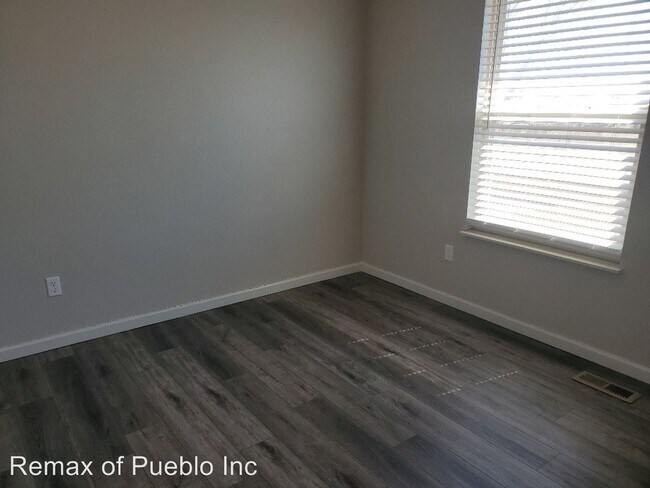 Building Photo - 490-492 W Bellflower Dr
