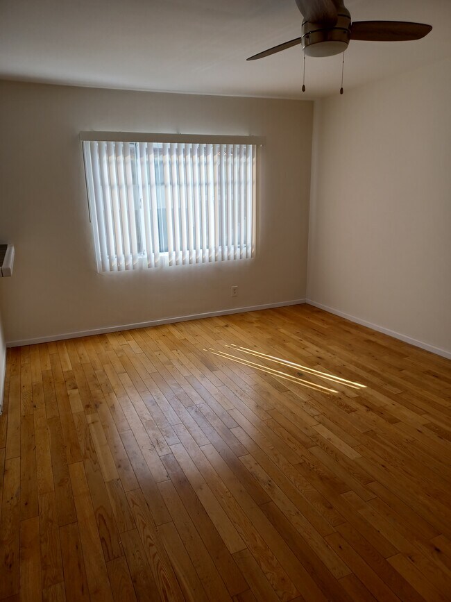 Foto del edificio - 1304 N Hayworth Ave