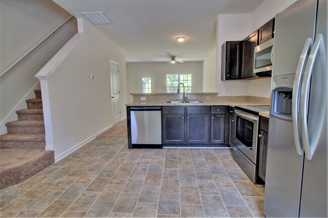 Building Photo - 2 BR/ 2.5 Bath Townhome located in The Tow...