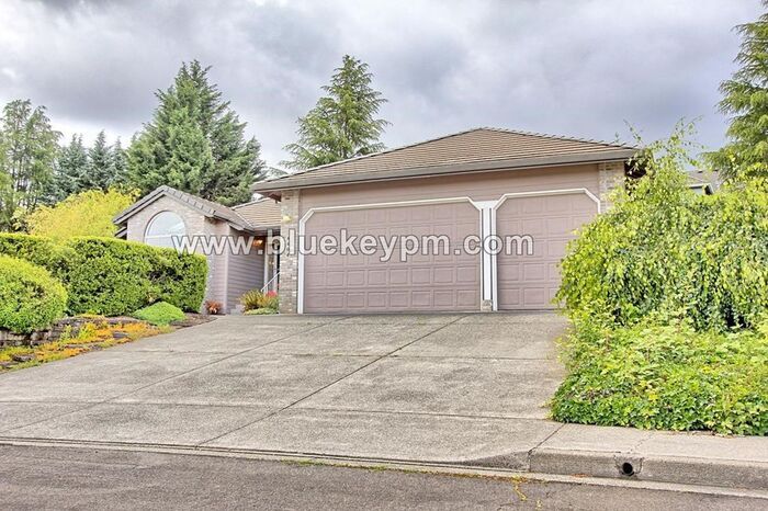 Foto principal - 4 Bed, 2 Bath Home on a Cul-de-sac in Lake...