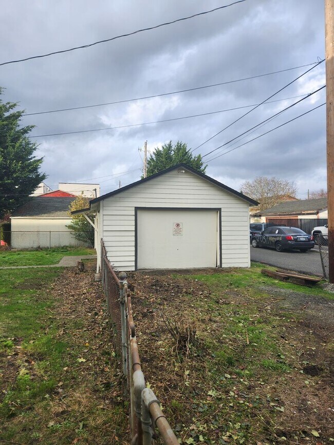 Building Photo - Charming 2 BR 1 Ba Single Family Residence Near Mall and Restaurants