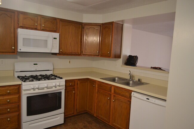 Kitchen - 585 Quaker Ridge Ct