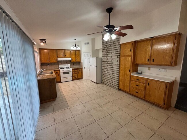 Foto del edificio - Charming Single-Story 3-Bedroom Pool Home in Valencia!