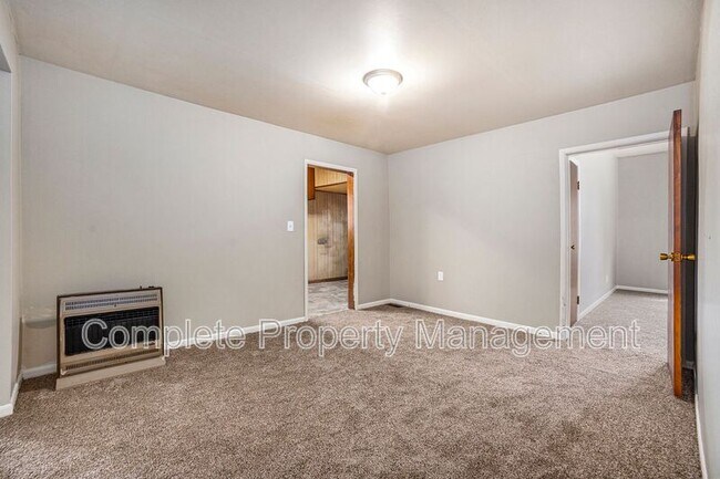 Building Photo - 807 12th Ave