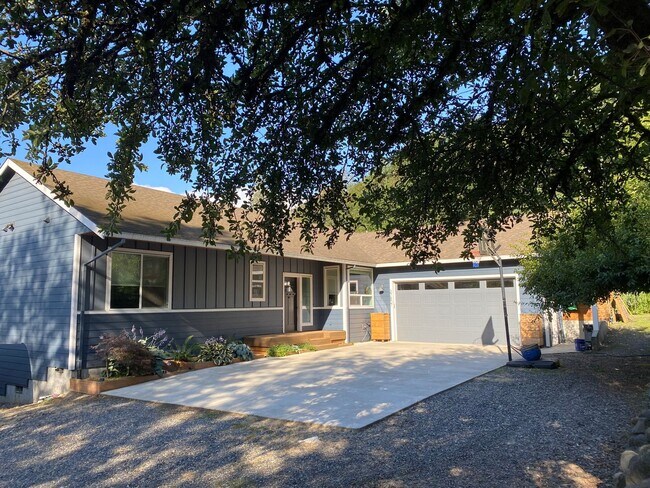 Building Photo - Beautiful home in the gorge: 4 bedroom + d...