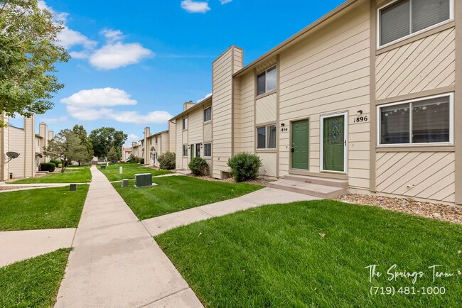 Building Photo - CHARMING 3BD/1.5BA TOWNHOME - NEW CARPET!
