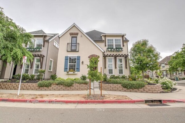 Foto del edificio - Gorgeous home in Roseville! 3 bed/2.5 bath!