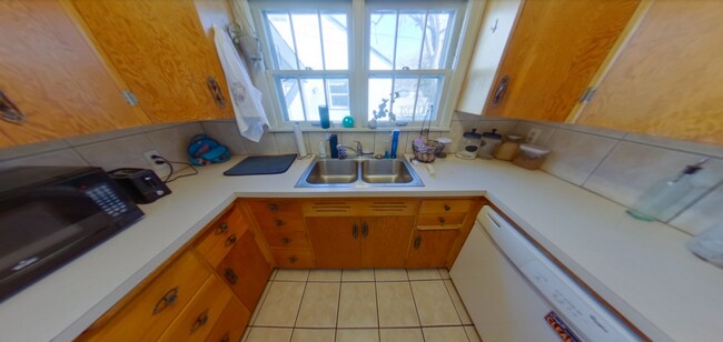 Building Photo - Washer & Dryer + Close to Campus + Off Str...