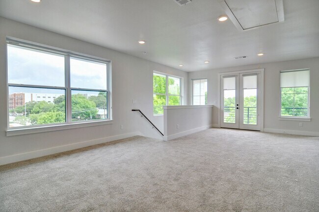 Foto del edificio - 3214 McCart Ave