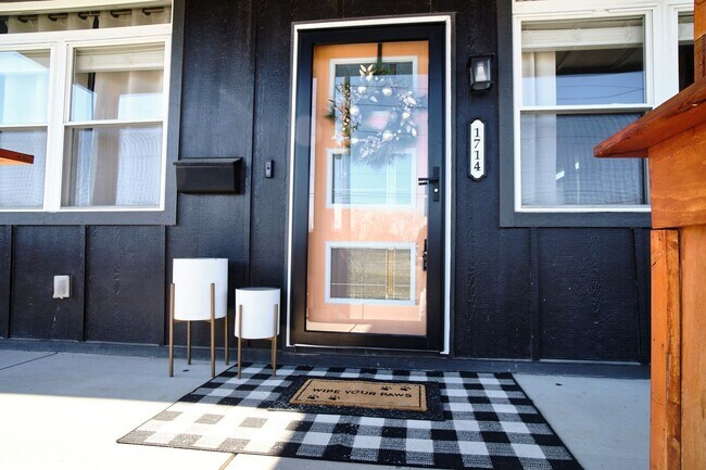 Building Photo - Modern 3BD/2BA located in downtown Indy!