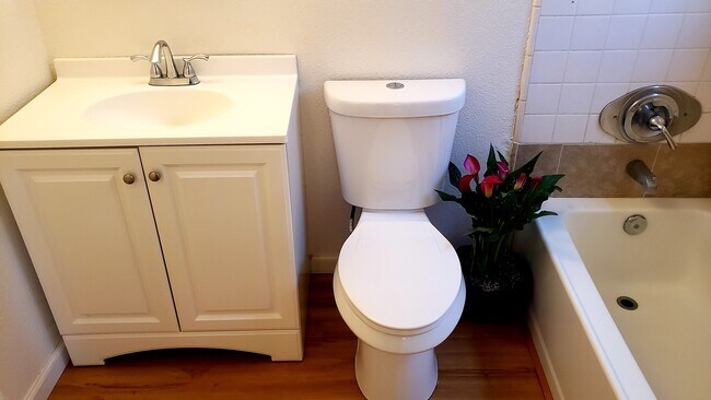 Bathroom - 643 Nordale Ave