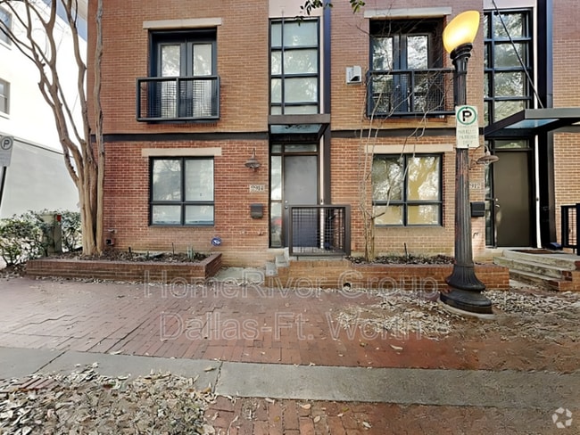 Building Photo - 2914 Woodside St