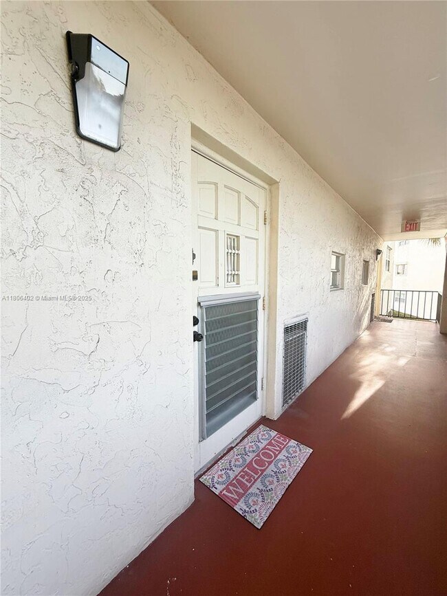 Building Photo - 9820 S Hollybrook Lake Dr