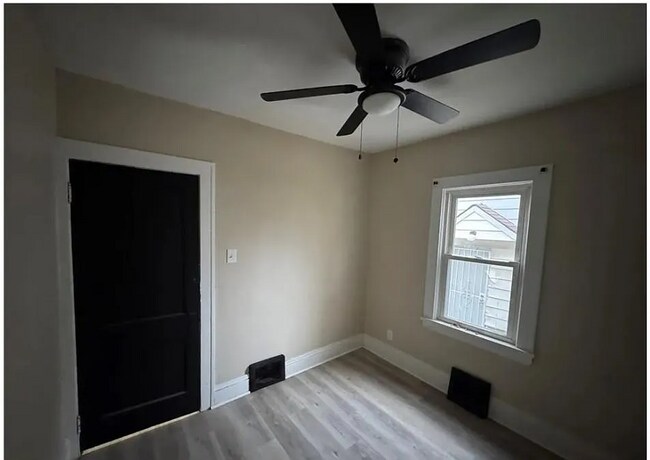Foto del edificio - 14910 Kingsford Ave